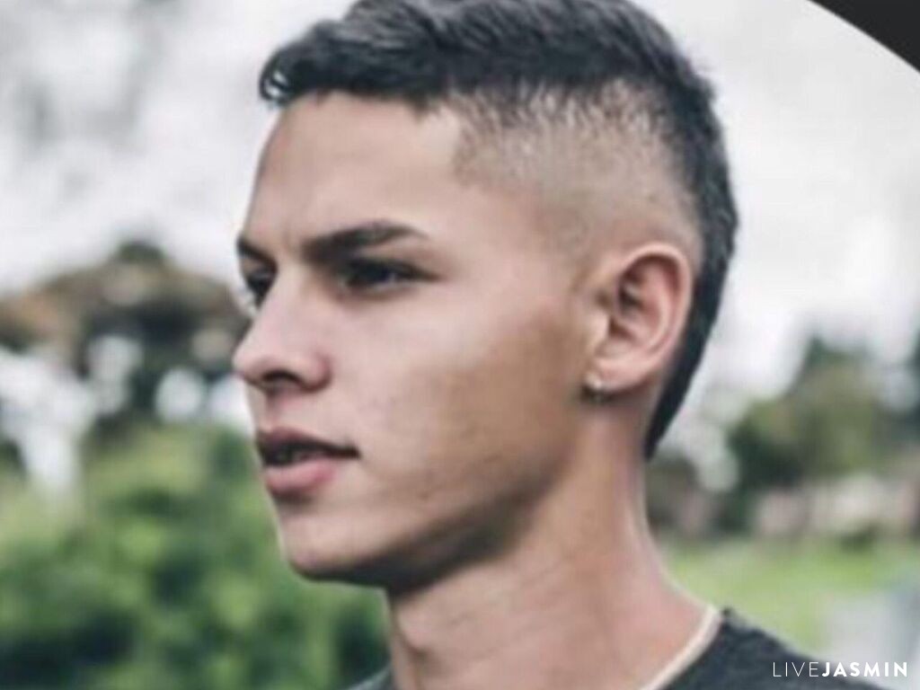 Live cam profile for NoahMaz